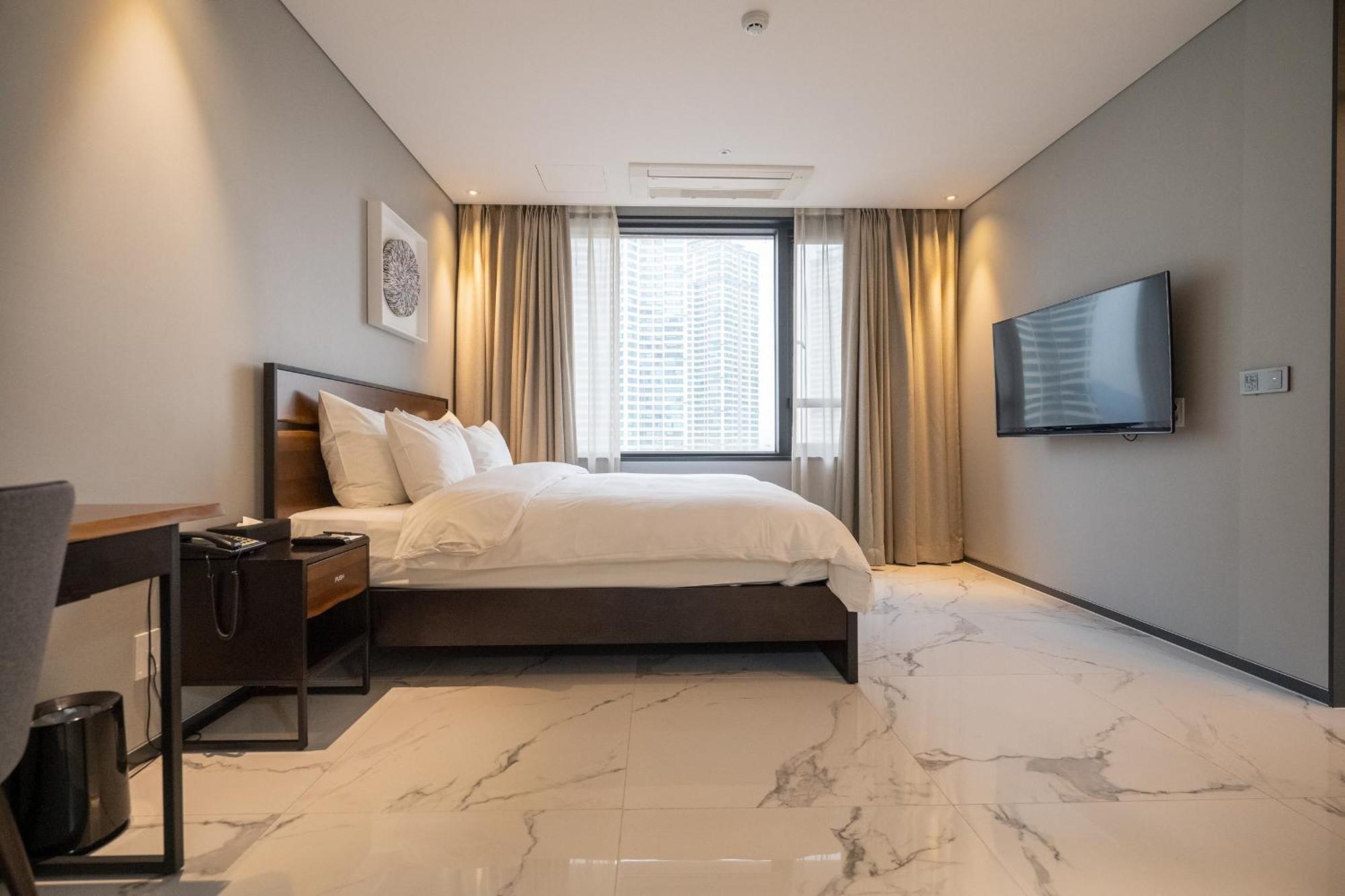 Gloucester Hotel Cheongju Bagian luar foto