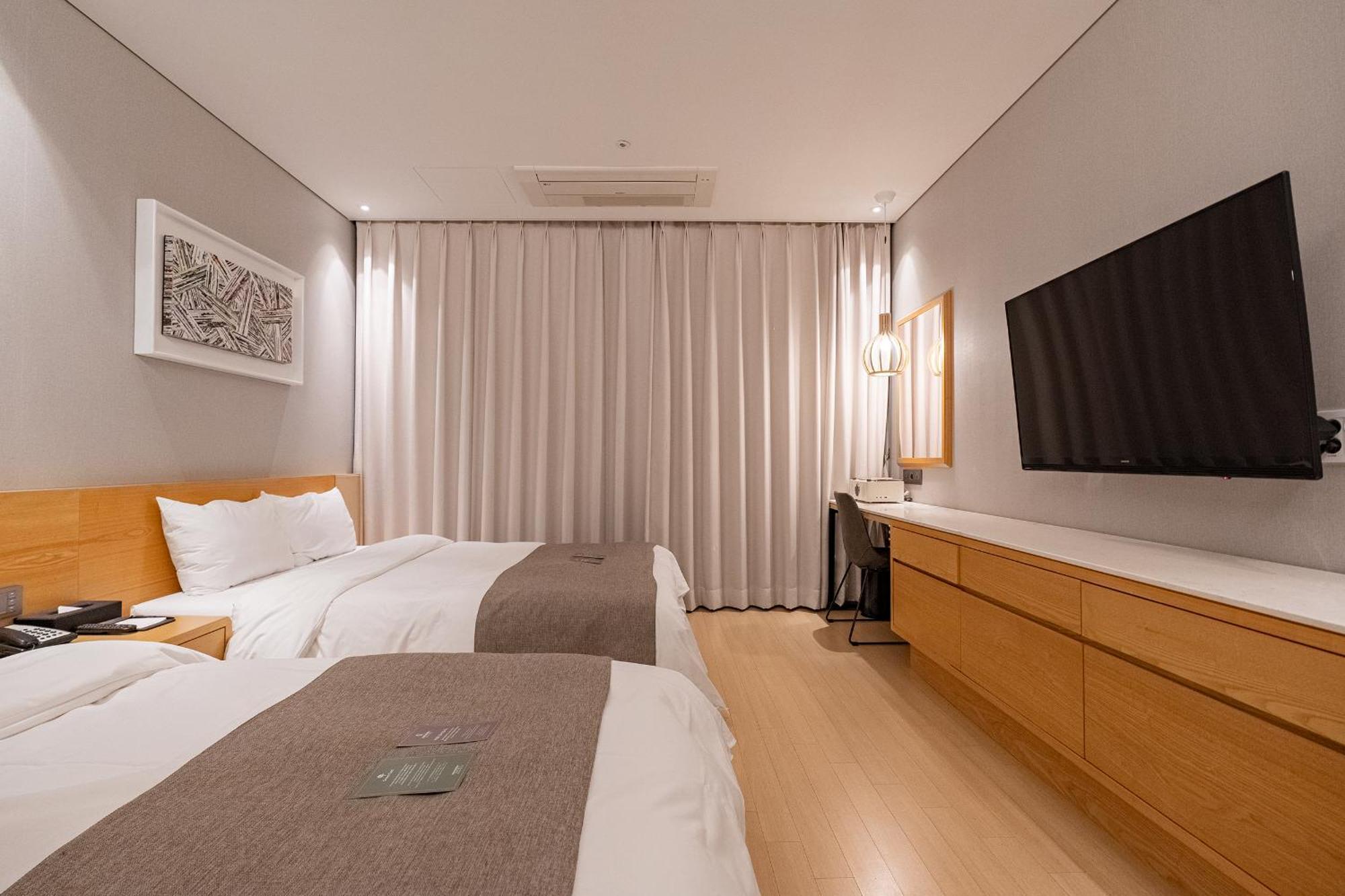 Gloucester Hotel Cheongju Bagian luar foto